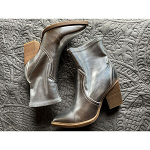 MIA Rachell Silver Western Stacked Heel PullOn Metallic Ankle Boot Sz 7.5 Read